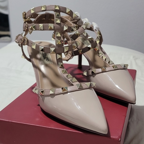 VETAALENO Women's Studded Pumps Pointed Toe -  7 US - Picture 2 of 9